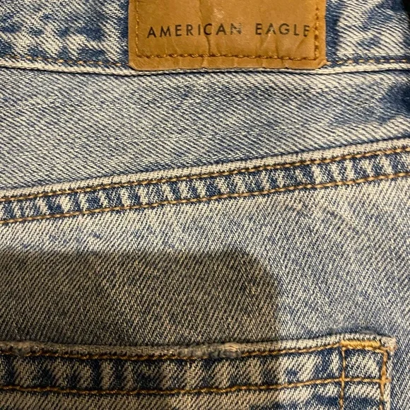 American Eagle Mom Jeans Light Wash Ripped Distressed  Size 2 short. - Picture 7 of 8
